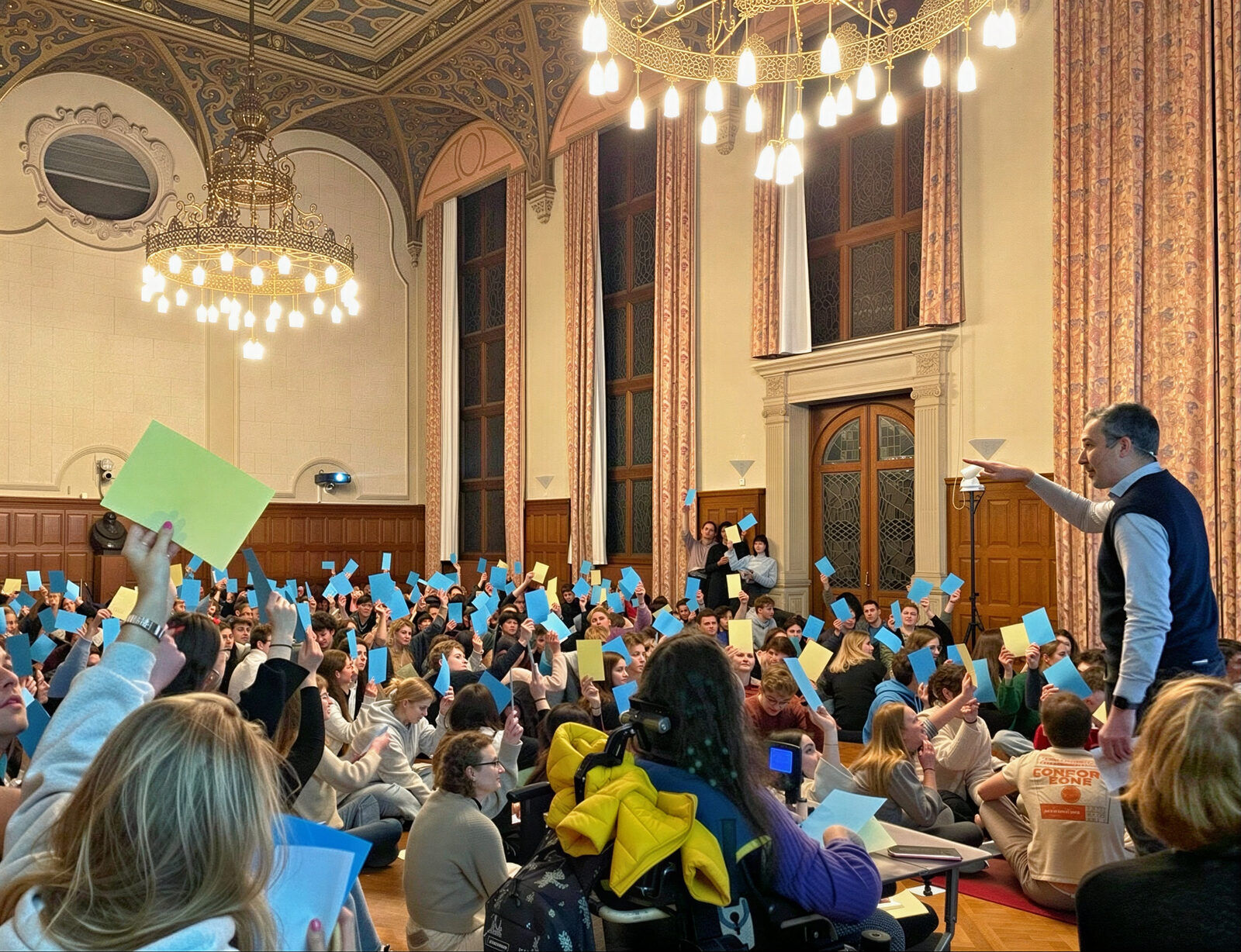 Imre Végh leading a large-scale leadership session in a grand hall