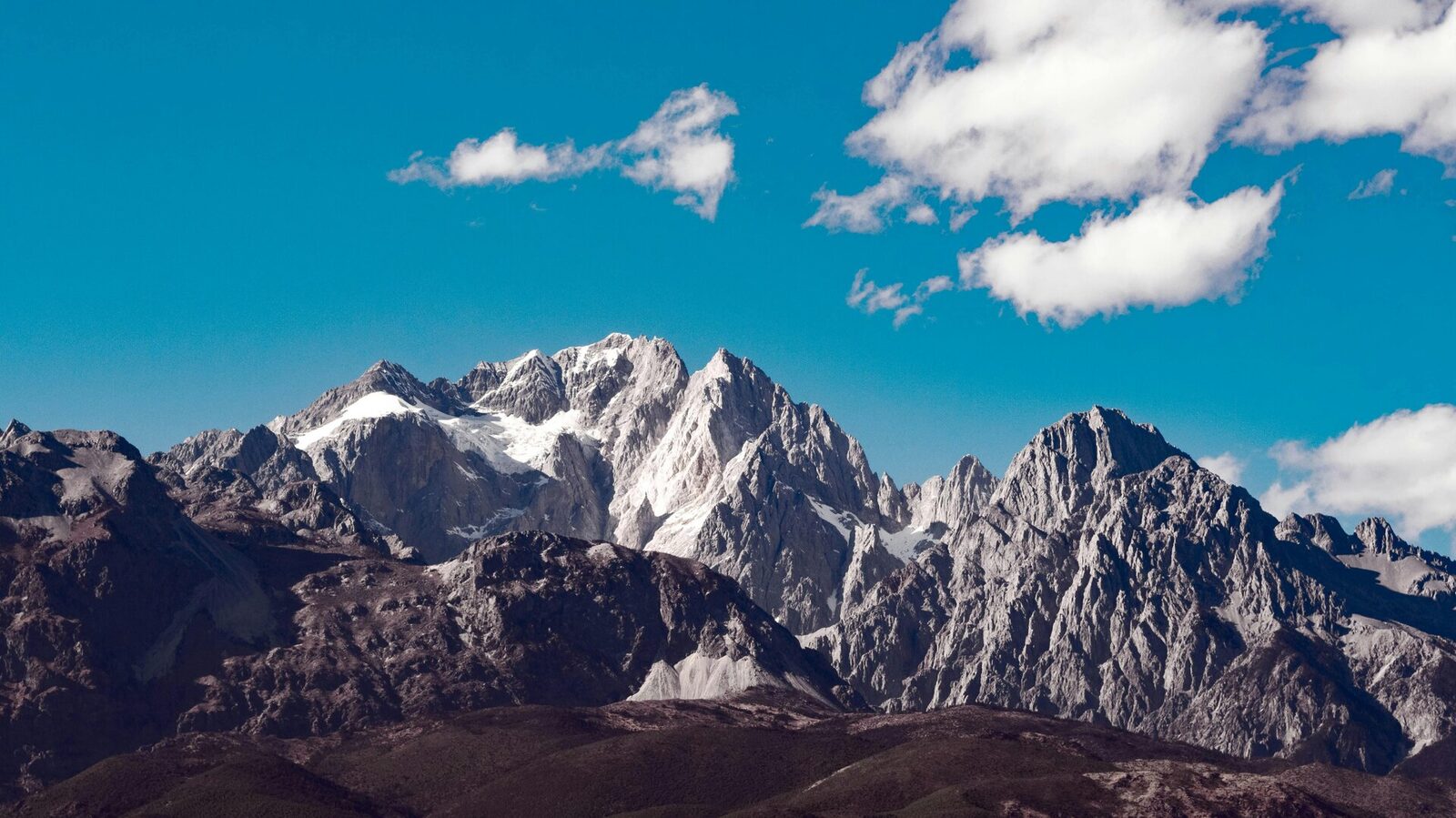 Mountain landscape symbolizing clarity and perspective